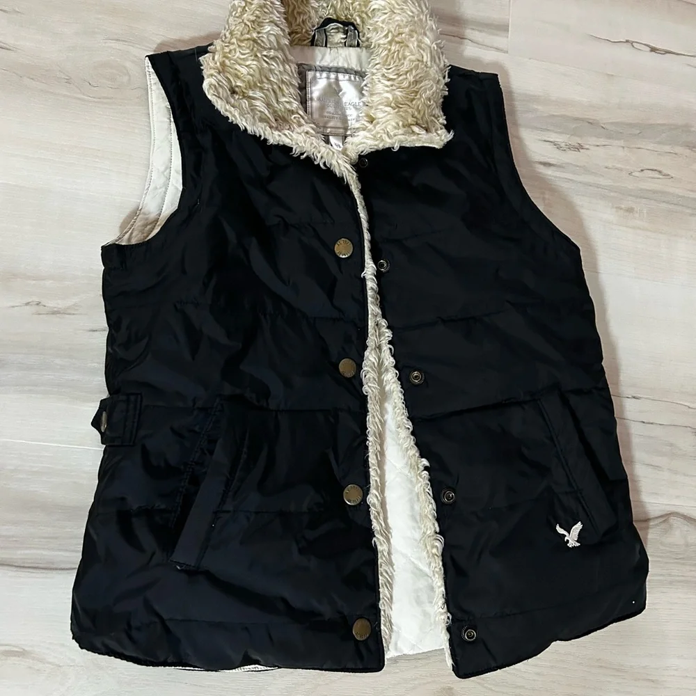 American Eagle Outfitters Black Vest with Cream Lining - Picture 6 of 12